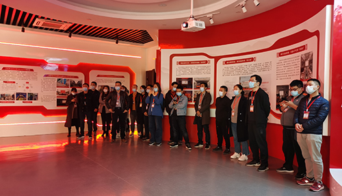 4.學員參觀中原新區聯合黨委黨建展廳.jpg